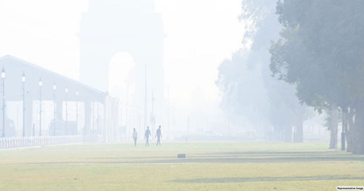 Delhi wakes up to dense haze as air quality turns 'severe' at multiple locations